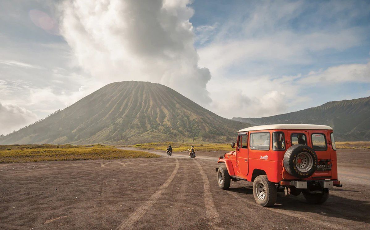 Jeep di lautan pasir Bromo